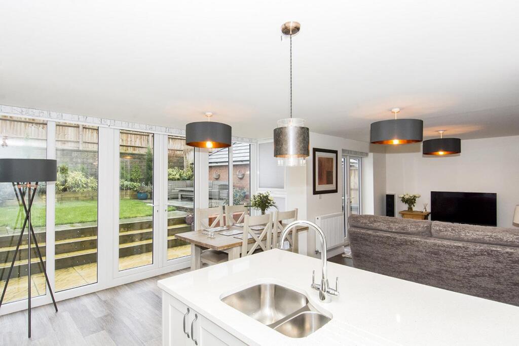 Blackhorse Drive, Market Harborough photo 3