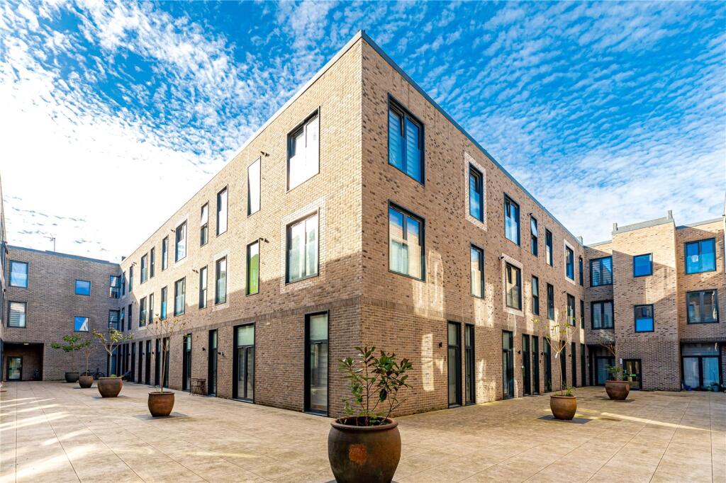 Main image of property: Emerald House, 236A London Road, Newbury, Berkshire, RG14