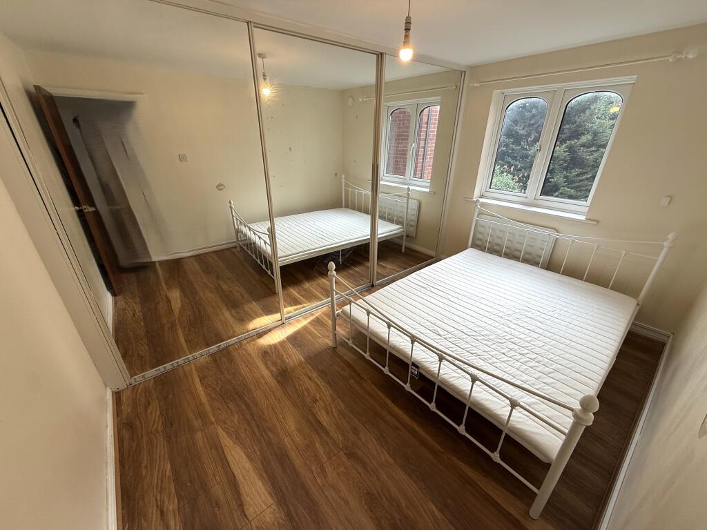 Apartment in Southall - View 4
