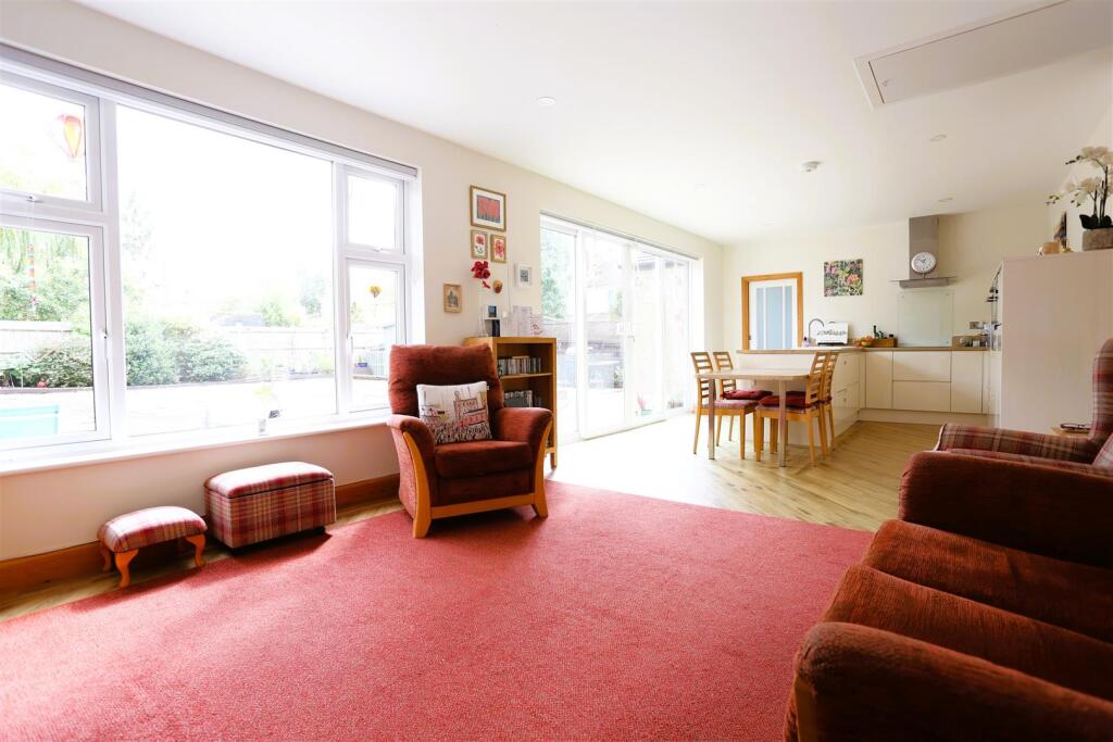 House in Epsom, Stoneleigh - View 4