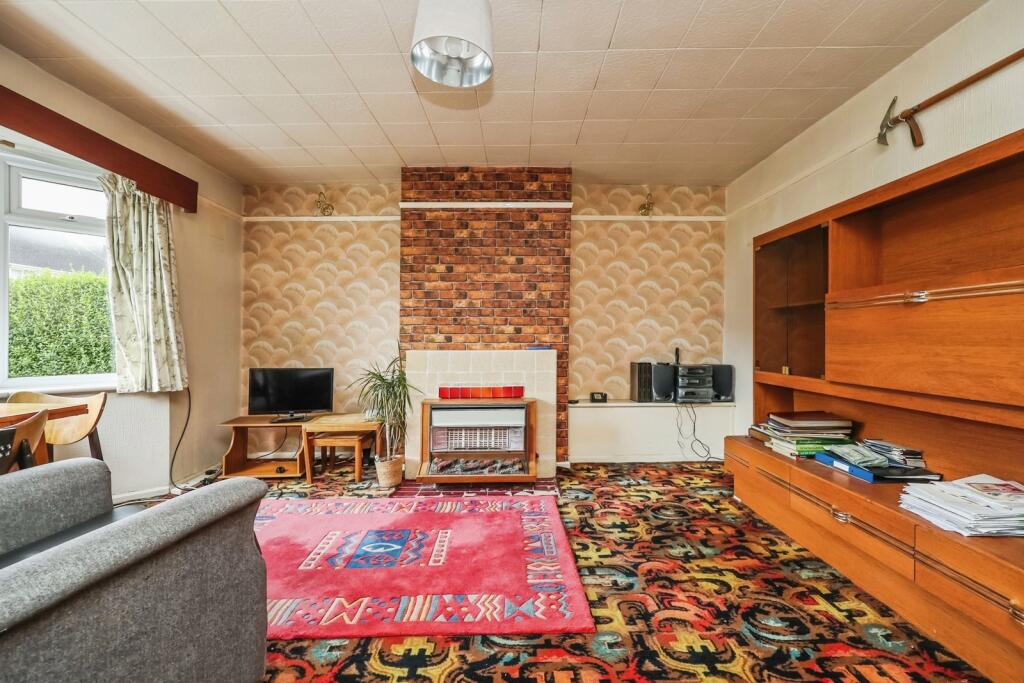 House in Nottingham, Clifton - More