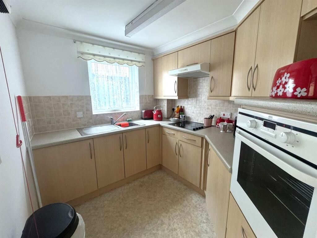 Apartment in Rushmoor, East End, North Town - View 4