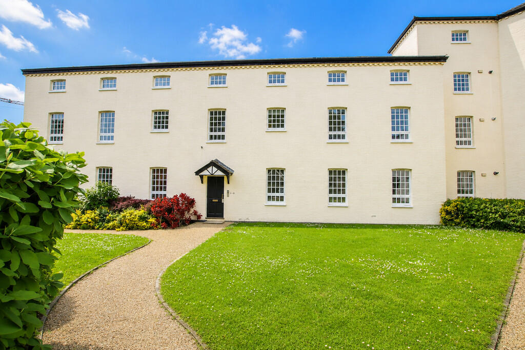 Apartment in East Hertfordshire, Ware - View 2