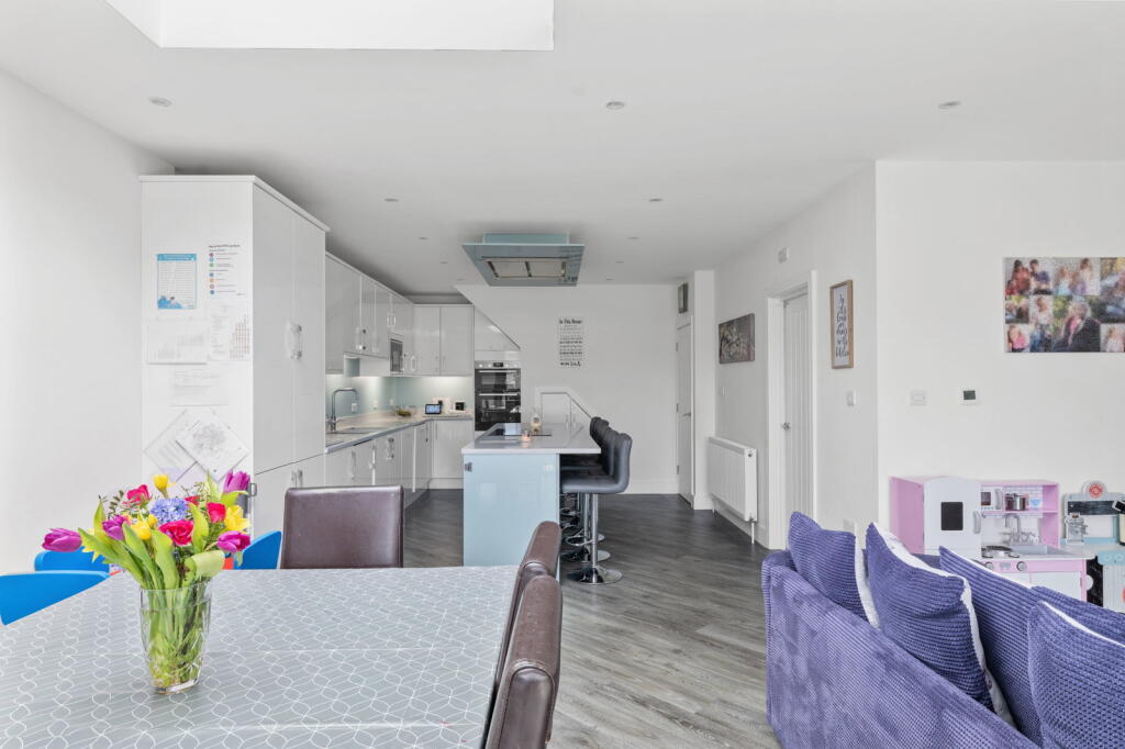 House in Epsom, Stoneleigh - View 5