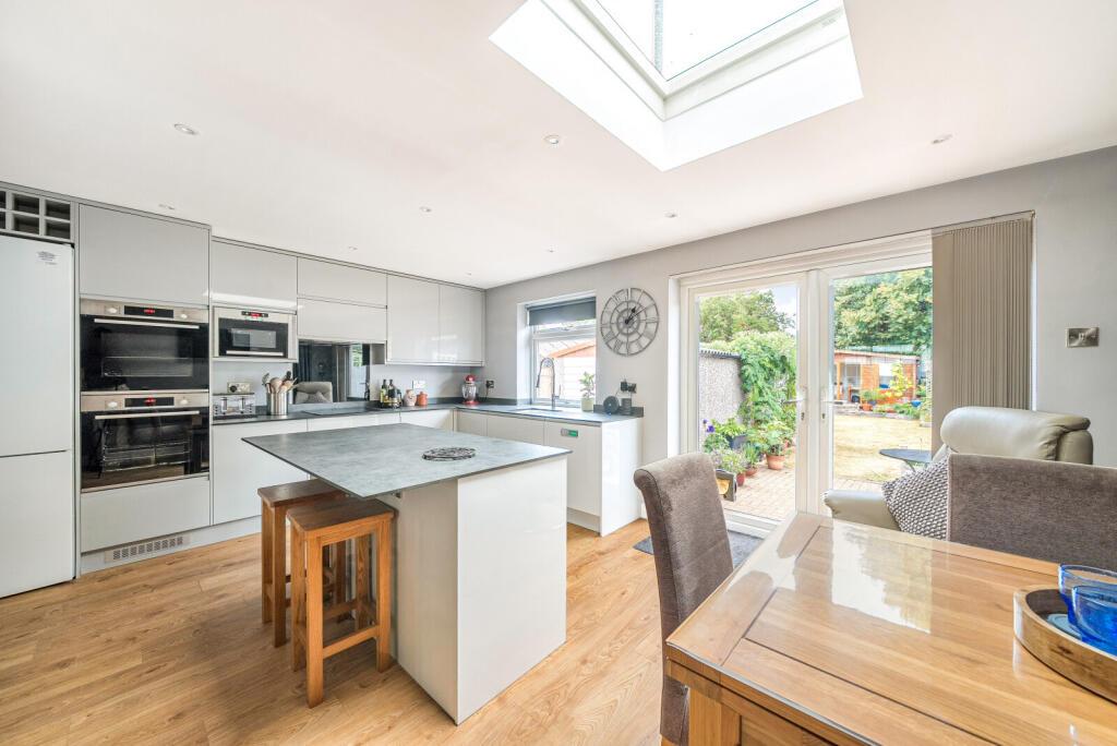 House in Addlestone, New Haw - View 3