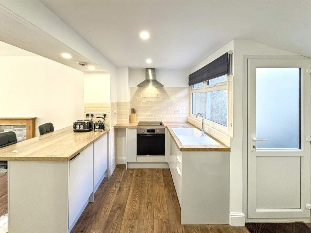 Painters Row, Treherbert, Treorchy, Rhondda Cynon Taff. CF42 5AU photo 3