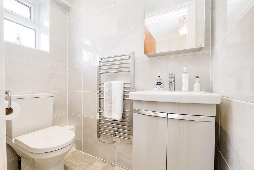 House in London, Collier Row - View 5