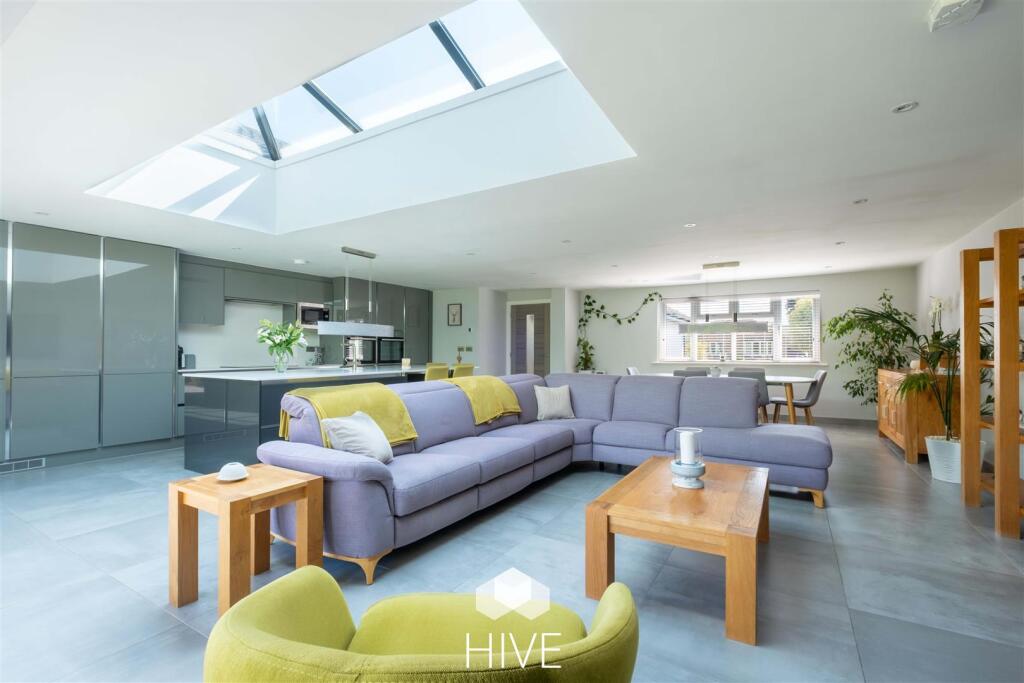 Whitebeam Way, Verwood - More