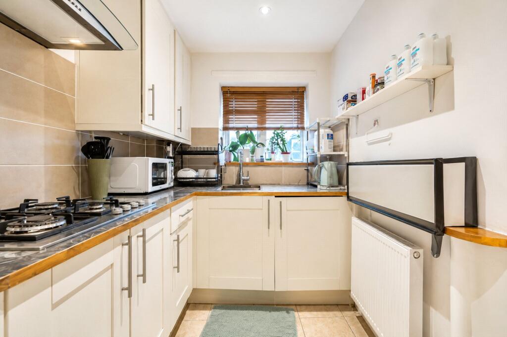 Apartment in Guildford, Westborough - View 5
