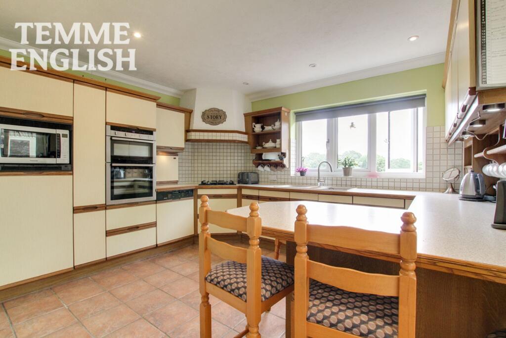 House in Chelmsford, South Hanningfield - More