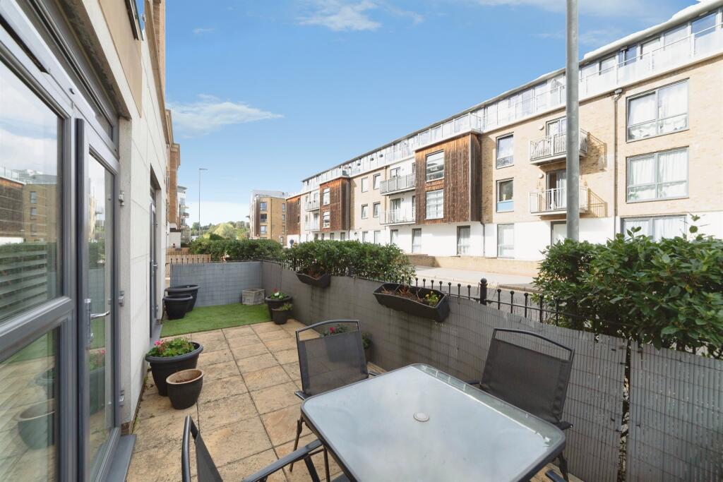 Apartment in East Hertfordshire, Hertford - View 5