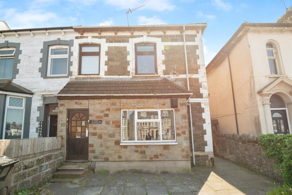 Apartment in Cardiff, Adamsdown - View 3