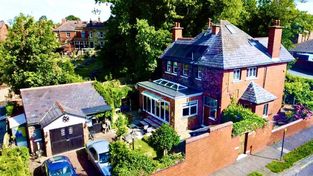 4-bed detached on Dentons Green Lane, Dentons Green, £599,950