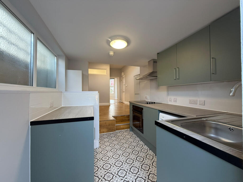 Apartment in London, Church End - View 5