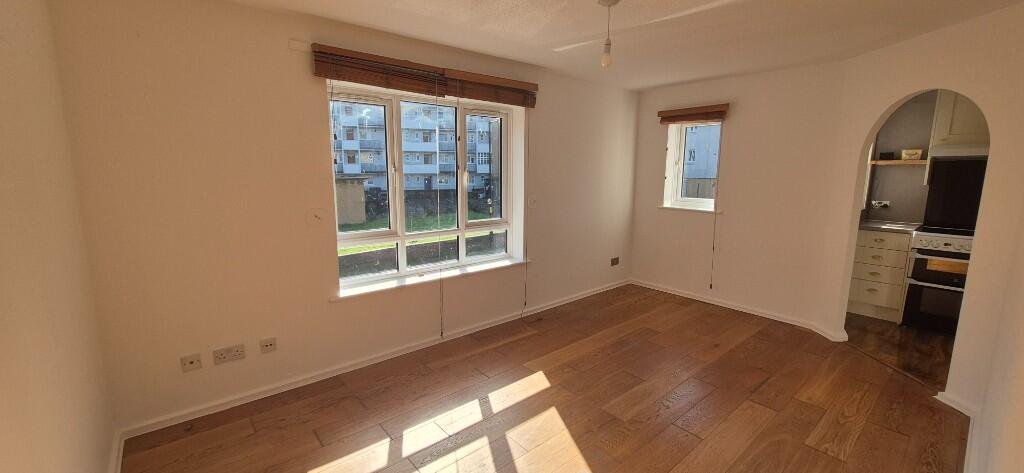 Scott Lidgett Crescent, London, SE16 photo 3