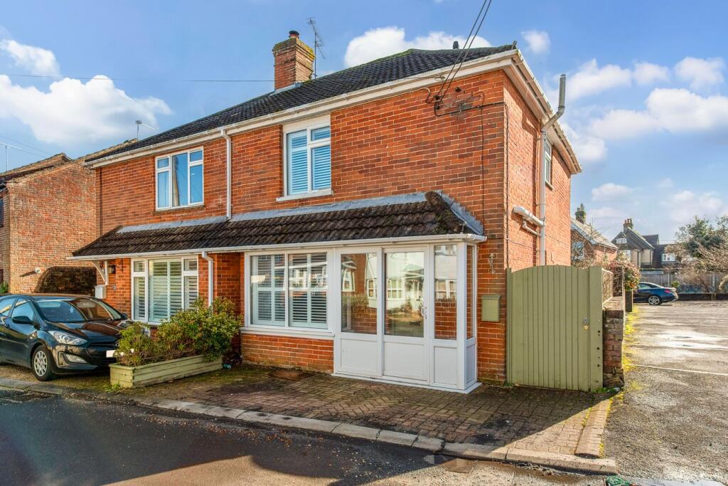 Main image of property: Queens Parade, Lyndhurst, SO43