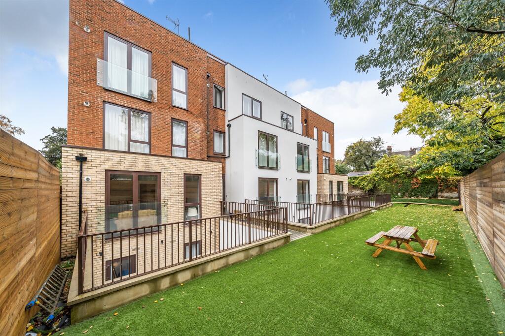Main image of property: High Road, East Finchley