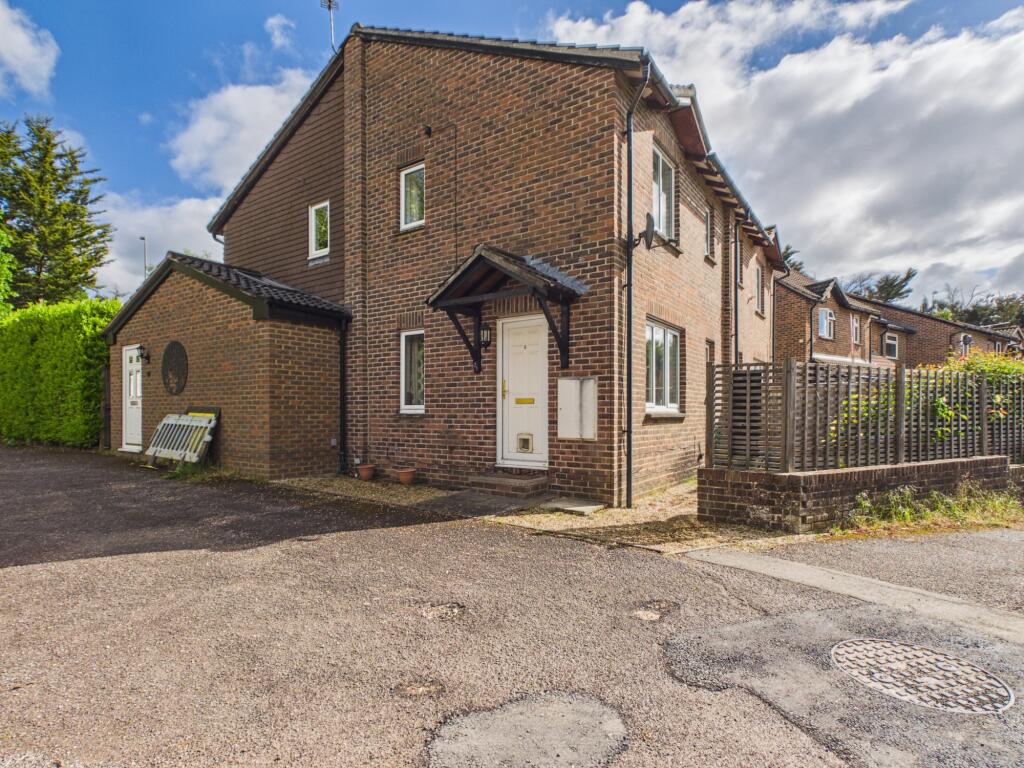 Main image of property: Camden Place, Calcot, Reading, RG31