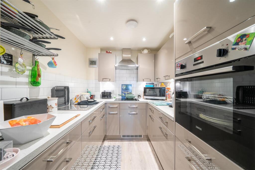 Apartment in Highcliffe-on-Sea, Highcliffe and Walkford - View 3