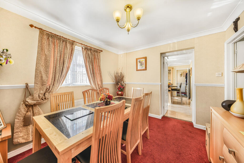 House in Southend-on-Sea - More
