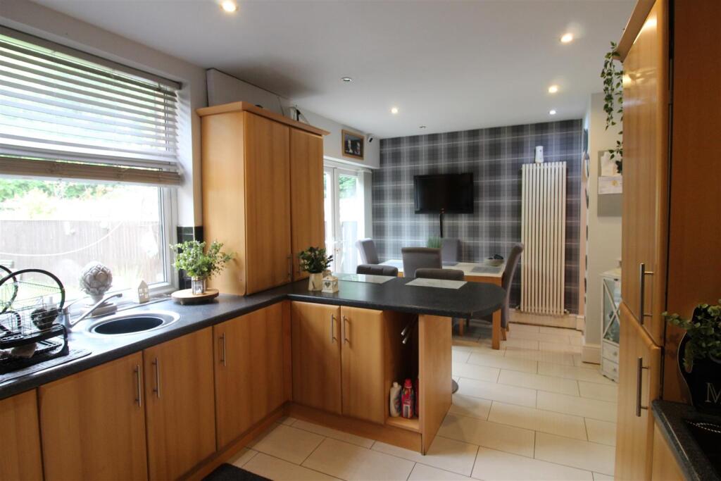 Close Hill Lane, Newsome, Huddersfield, HD4 - View 6