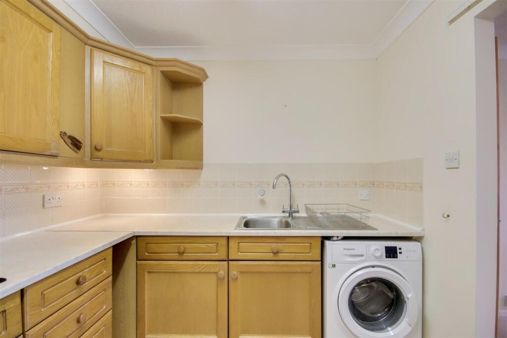 Amberley Court, Freshbrook Road, Lancing, BN15 8DS - View 5