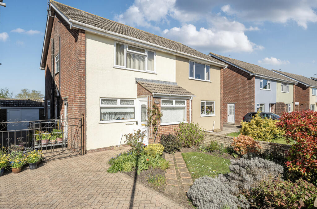3-bed semi-detached on Maunsell Way, Wroughton, Swindon, SN4, £300,000