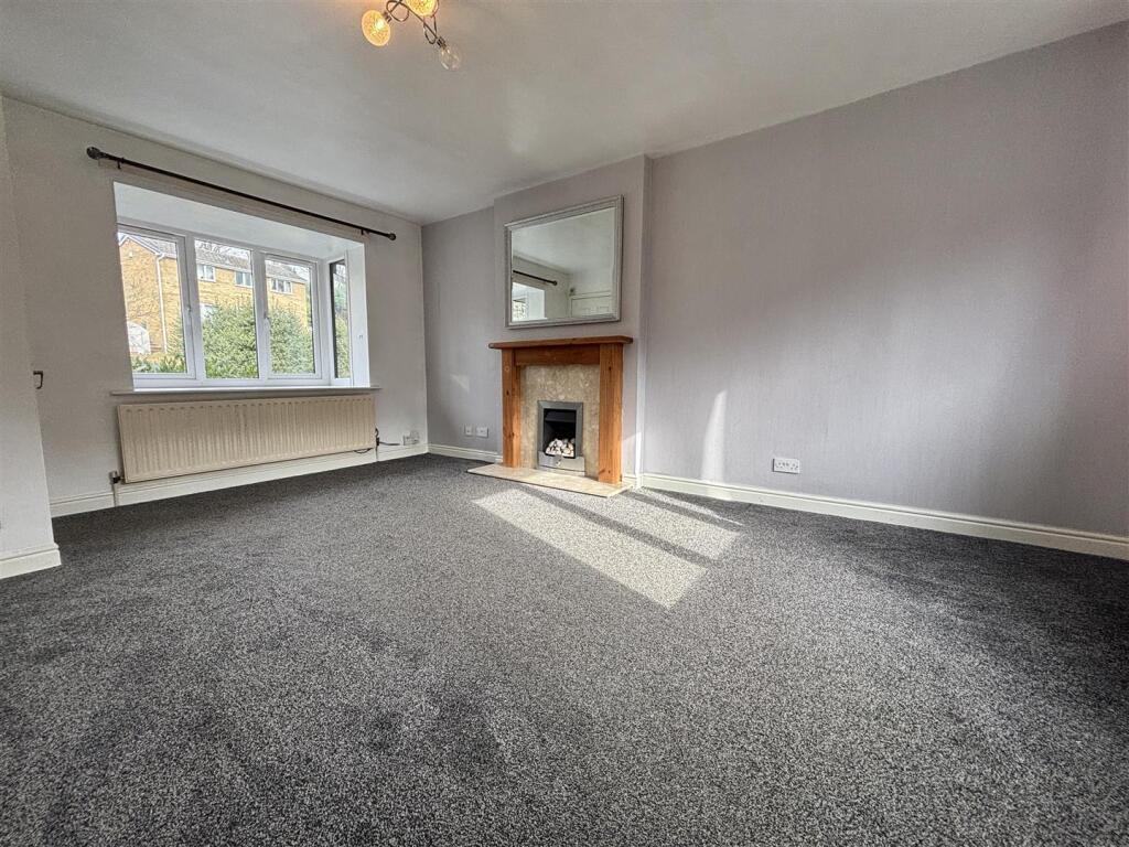 37, Tofts Grove, Rastrick, HD6 3XG photo 2