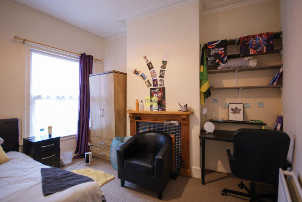 4 bedroom end of terrace house for rent