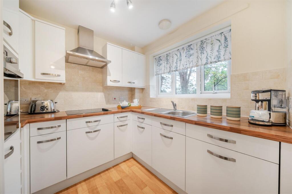 Stokes Lodge, Camberley photo 3
