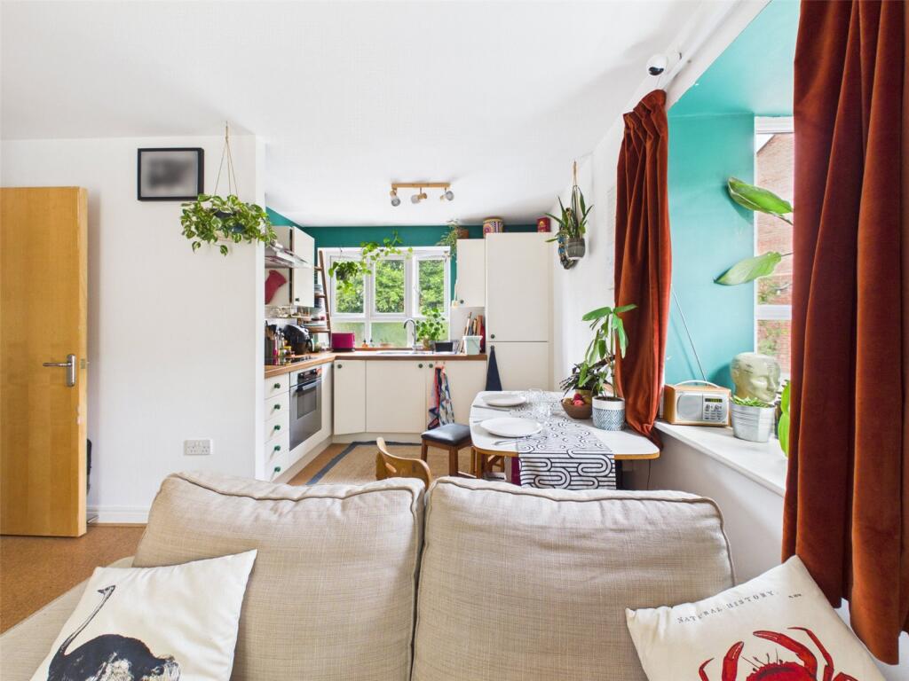 Apartment in Gloucester - View 5