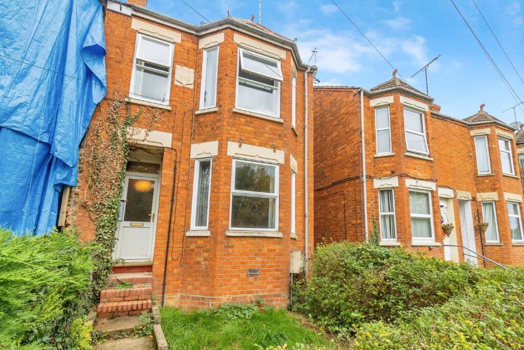 2-bed semi-detached on London Road, Newport Pagnell, Buckinghamshire, MK16, £240,000