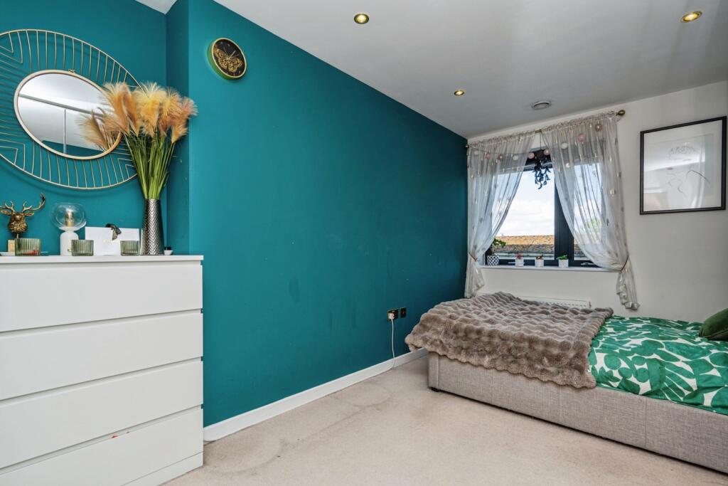 Apartment in Runnymede, Addlestone - View 5