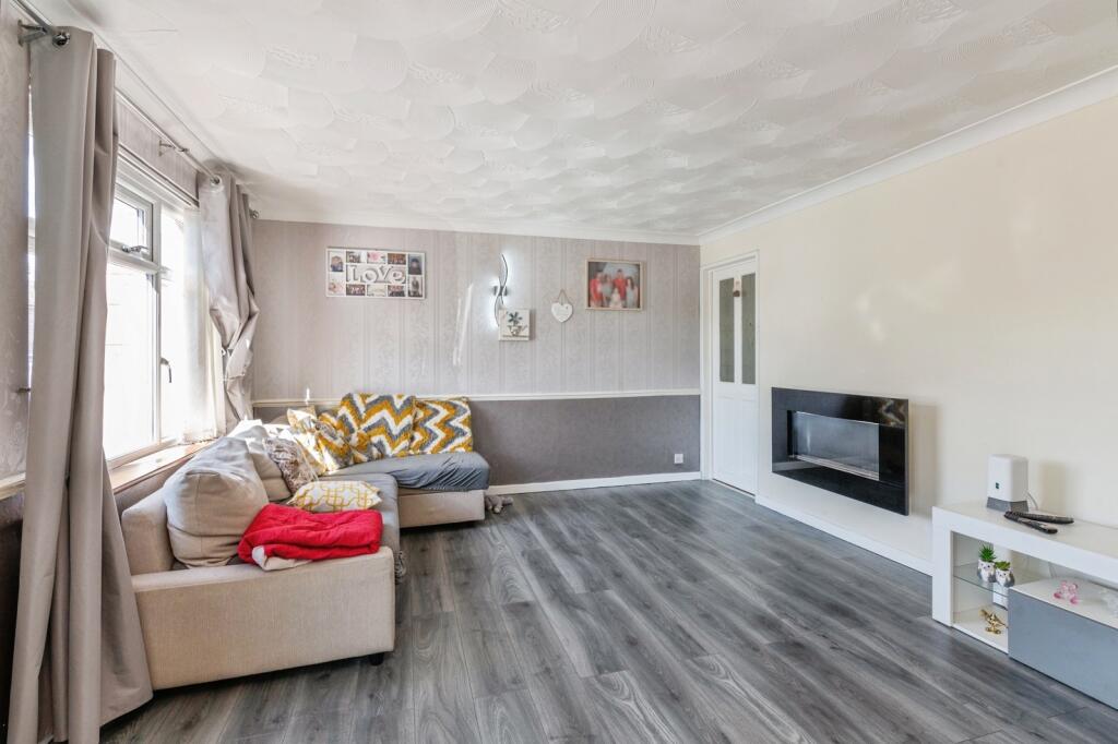 House in Romford - More