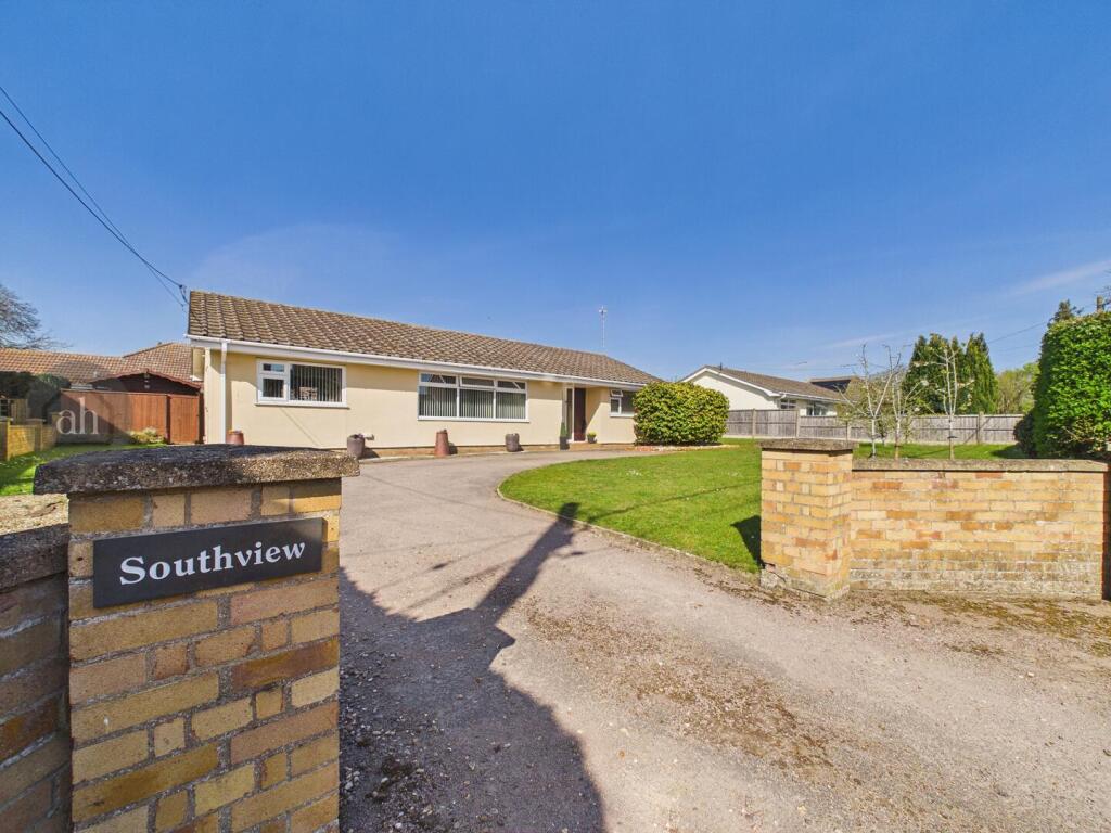 3-bed detached on Old Norton Road, Thurston,, £425,000