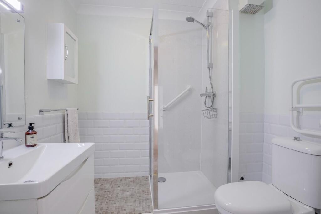 Archer Court, Chesham Road, Amersham, Buckinghamshire, HP6 5UL photo 2