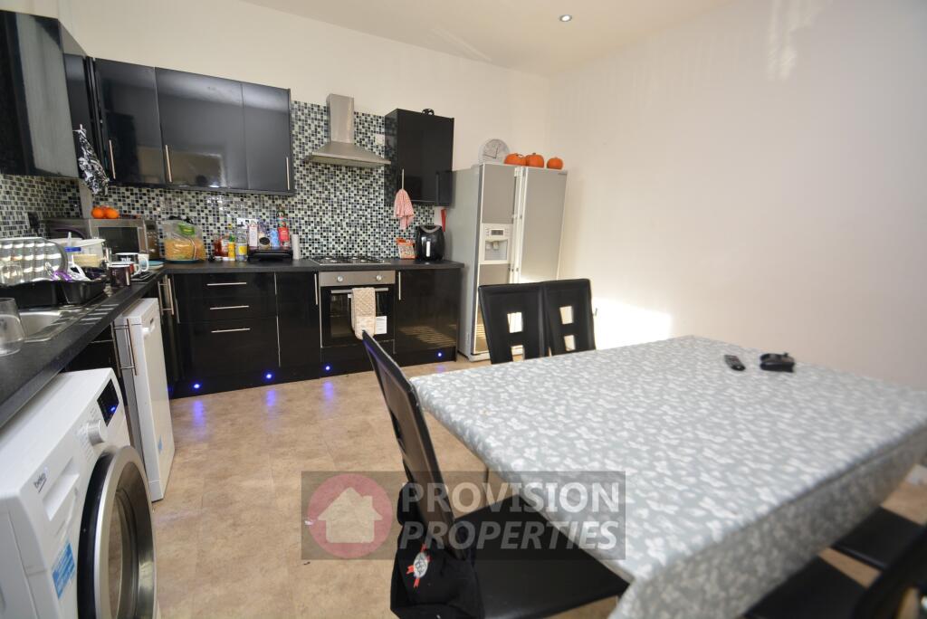 5 bedroom end of terrace house for rent