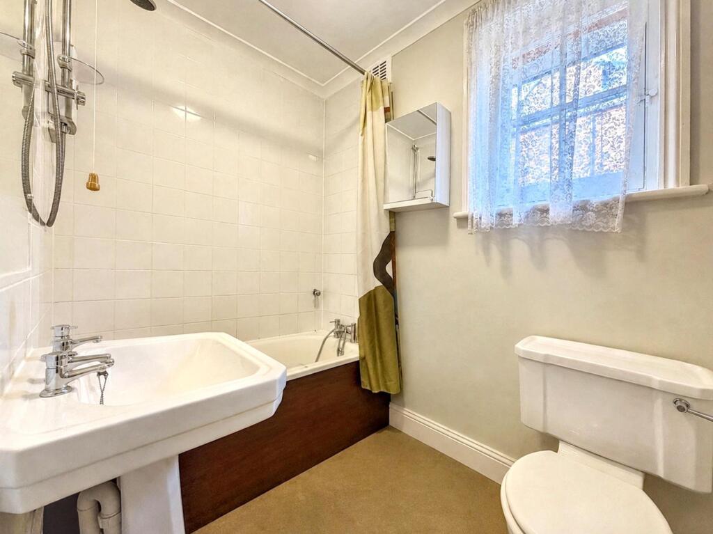 Apartment in Surbiton, Oakhill - View 5