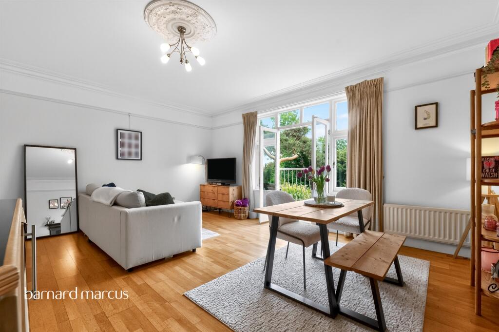 2-bed flat on Upper Brighton Road, Surbiton, £410,000