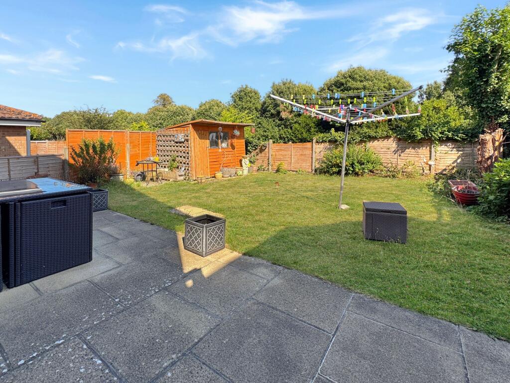 House in Sandown, Lake - View 3