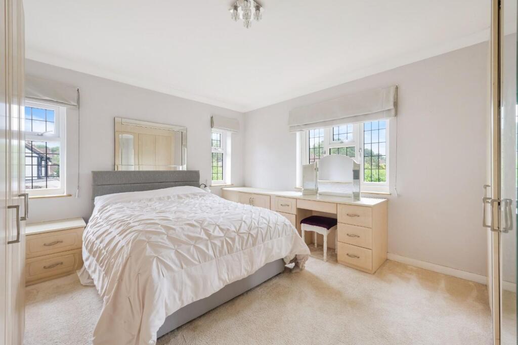 House in Kingston upon Thames - More
