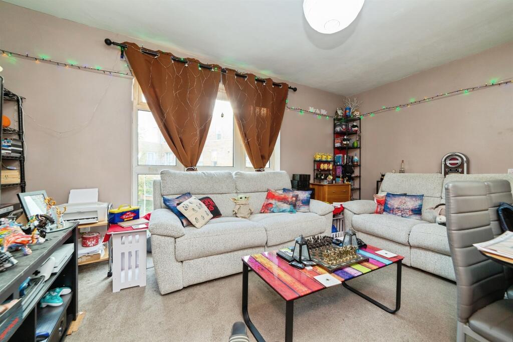 Apartment in East Hertfordshire, Hertford - View 3
