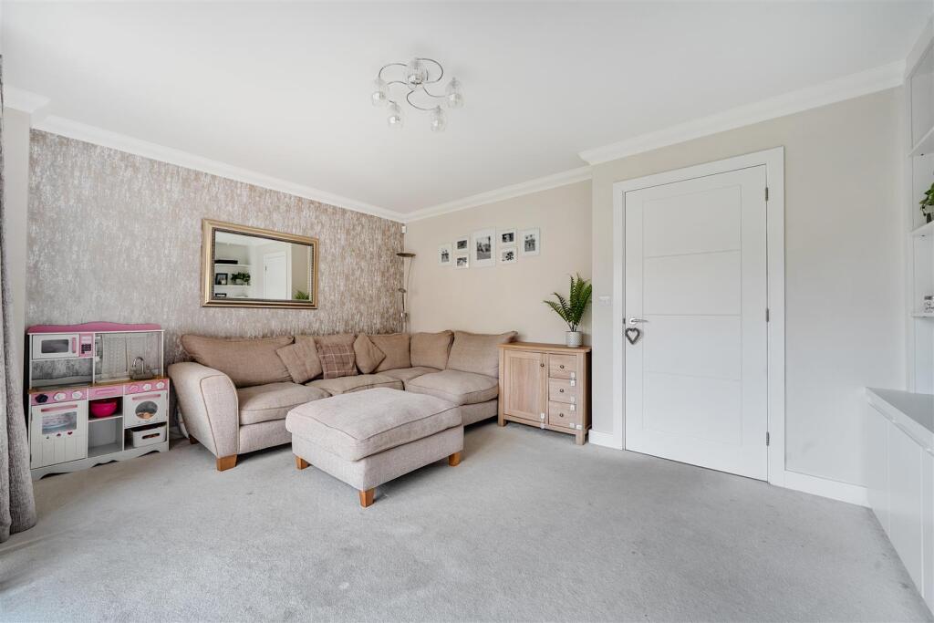 Swords Drive, Crowthorne, Berkshire, RG45 6GS photo 3