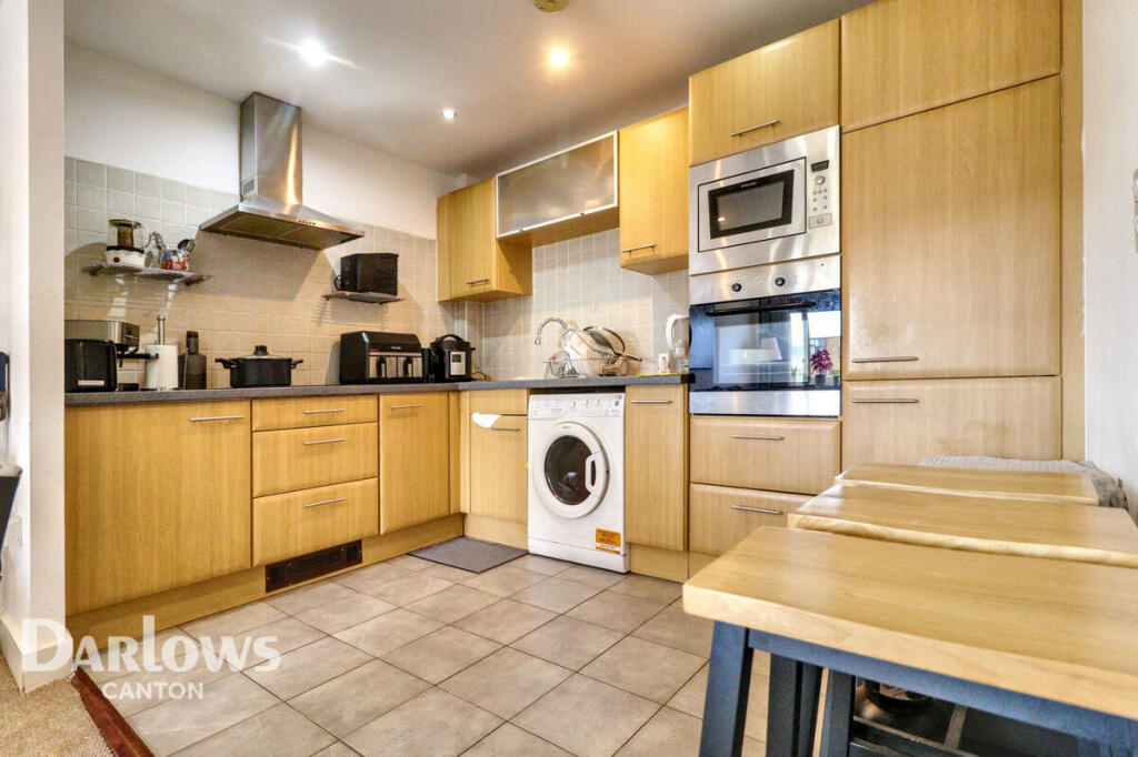 2-bed apartment on Ferry Court, Cardiff, £265,000
