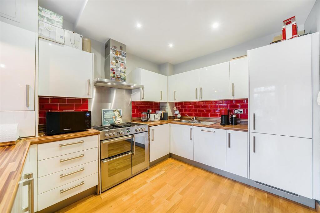 House in London, Carshalton-on-the-Hill - View 5