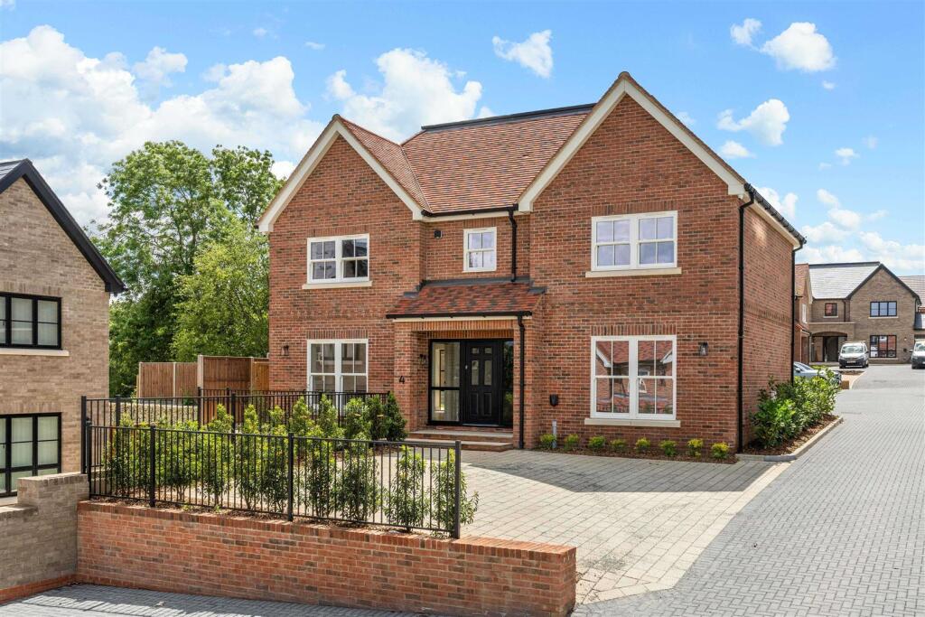 Main image of property: Oakbourne, Andrews Lane, Goffs Oak