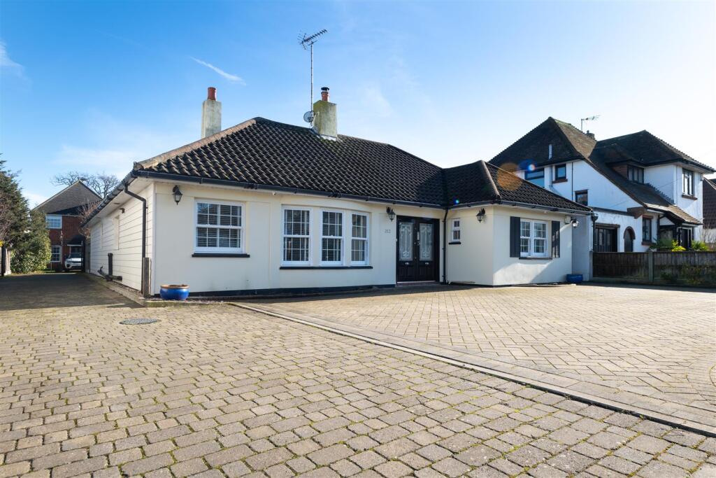 Main image of property: Elmsleigh Drive, Leigh-On-Sea, SS9 4JQ