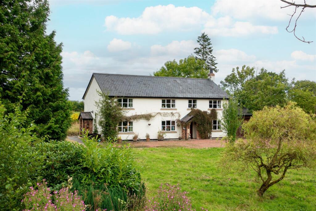 4-bed detached on Treuddyn, Mold., £600,000