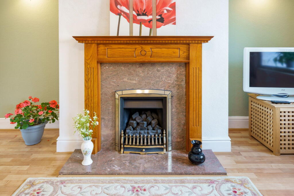 House in High Peak, Hadfield - More
