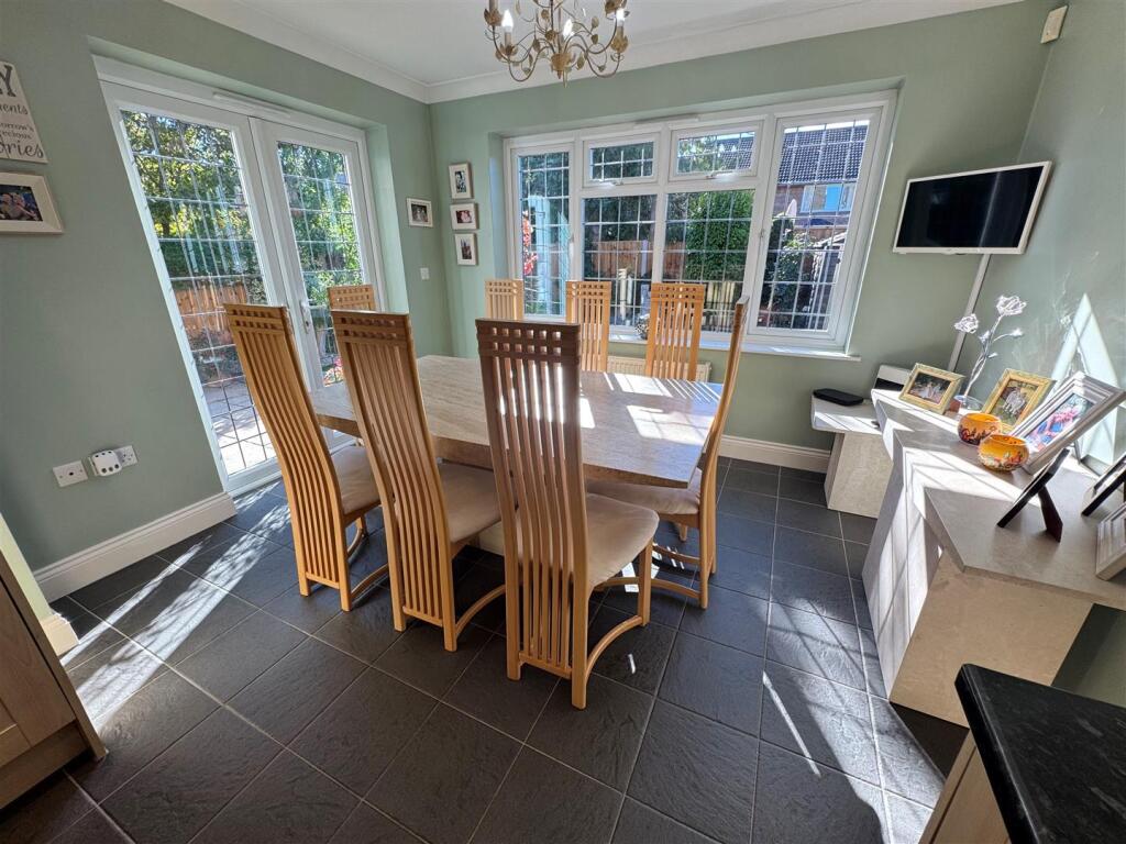 House in Rochford, High Elms Park, Hullbridge - View 5